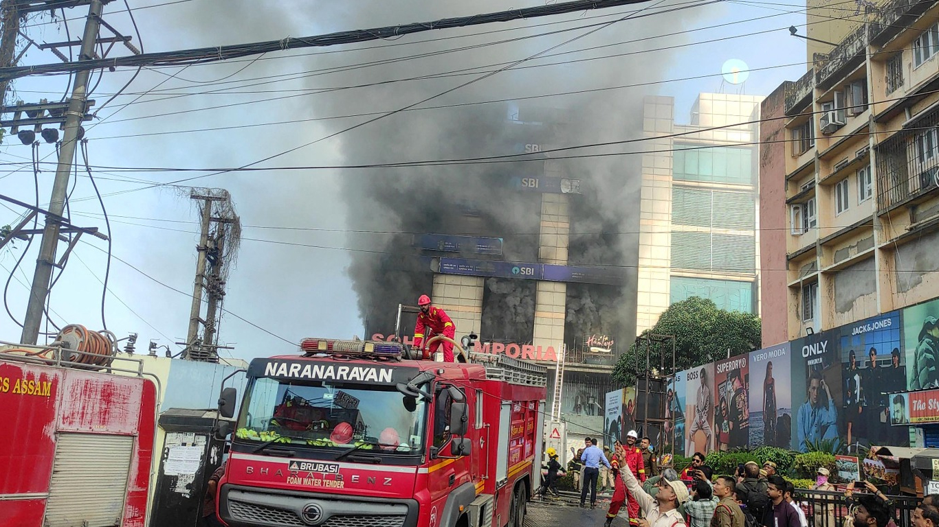 Major Fire Breaks Out in Six-Storey Building in Christianbasti ...